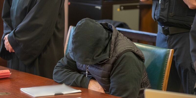 Der 62 Jahre alte Angeklagte sitzt vor seinen Verteidigern im Gerichtssaal. - Foto: Helmut Fricke/dpa