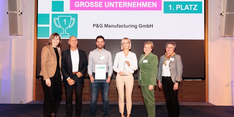 Staatssekretär Michael Kellner verleiht den SCHULEWIRTSCHAFT-Preis 2023 an das Braun-Werk Walldürn - Foto: presseportal.de