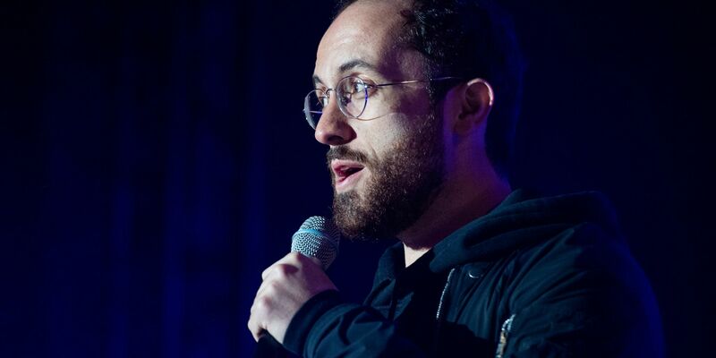 Der Pianist Igor Levit spricht beim «Berlin Climate Aid»-Konzert am Brandenburger Tor. - Foto: Christophe Gateau/dpa