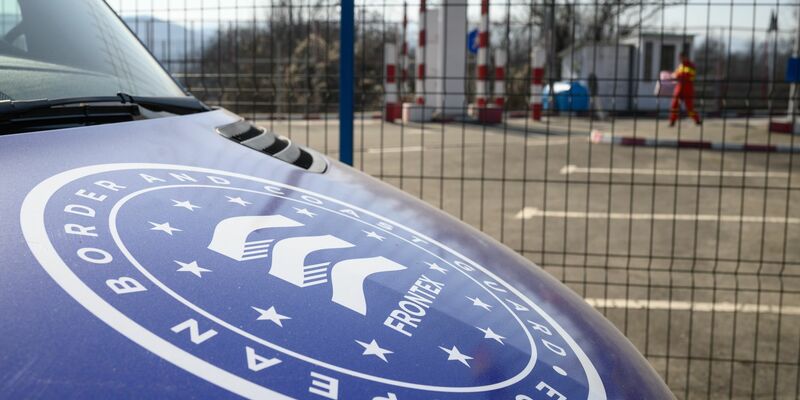 Frontex-Fahrzeug an der EU-Außengrenze im rumänischen Sighetu Marmatiei. - Foto: Bernd von Jutrczenka/dpa