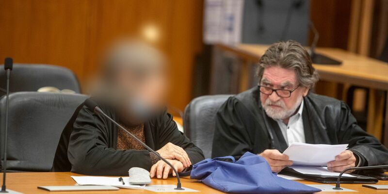 Die mutmaßliche Sektenführerin neben ihrem Verteidiger im Landgericht Frankfurt. - Foto: Helmut Fricke/dpa