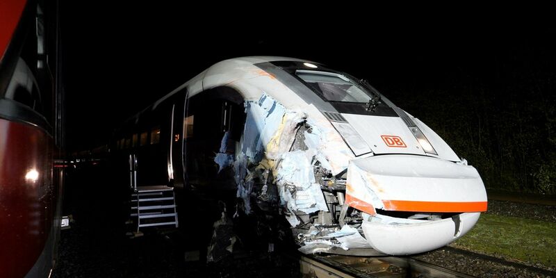 Stark beschädigt stehen eine Regionalbahn und ein ICE auf der Strecke zwischen Hamburg und Bremen. - Foto: Jörn Hüneke/TNN/dpa