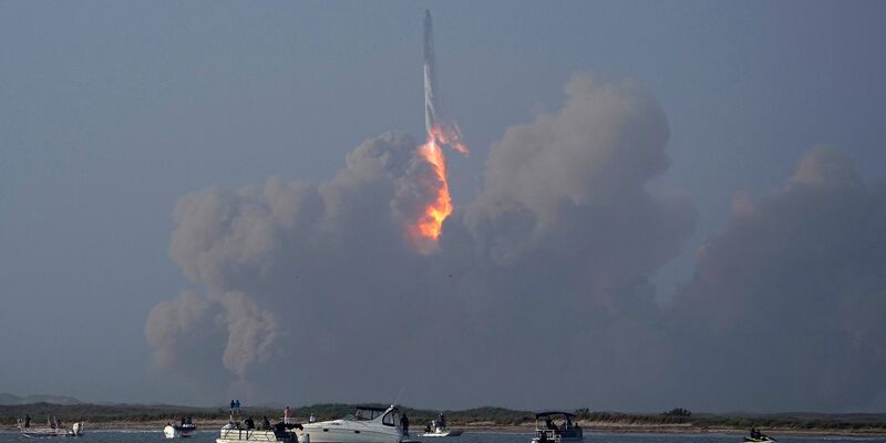 Die Mega-Rakete «Starship» von SpaceX startet zu ihrem zweiten Testflug. Der Test konnte allerdings erneut nicht abgeschlossen werden. - Foto: Eric Gay/AP/dpa