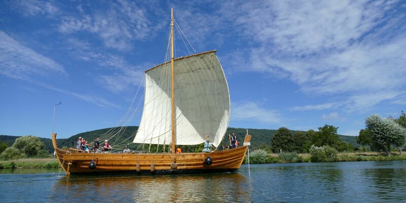 Trierer Forscher sind auf dem originalgetreu nachgebauten römischen Segelfrachter «Bissula» auf der Mosel unterwegs. - Foto: -/Universität Trier/dpa