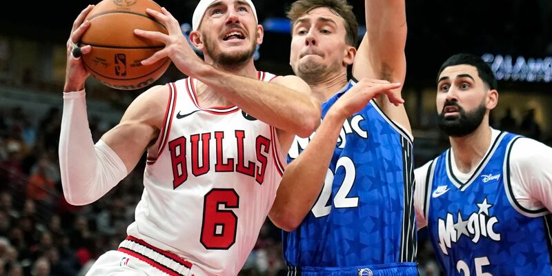 Alex Caruso (l) von den Chicago Bulls zieht zum Korb, während Franz Wagner von den Orlando Magic verteidigt. - Foto: Charles Rex Arbogast/AP