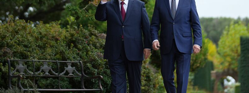 Joe Biden (r), Präsident der USA, und Xi Jinping, Präsident von China, spazieren am Rande des Gipfels der Asiatisch-Pazifischen Wirtschaftsgemeinschaft (APEC) durch die Gärten des Filoli Estate. - Foto: Doug Mills/Pool The New York Times/AP/dpa