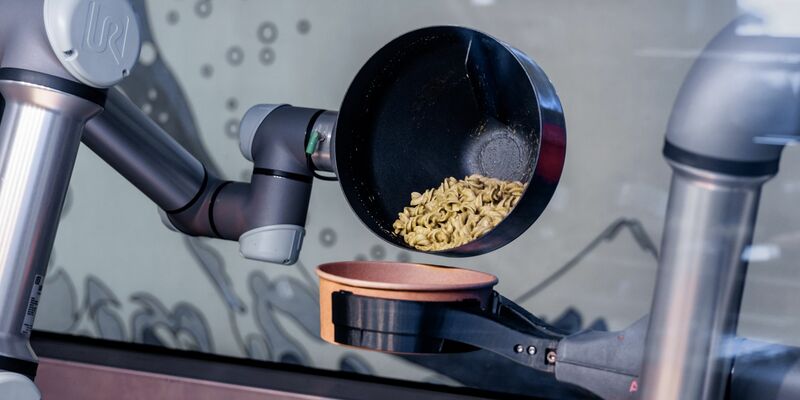 Kochender Roboter bei der Arbeit. - Foto: Markus Scholz/dpa