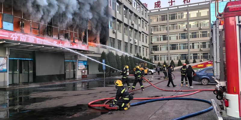 Das verheerende Feuer brach Medienberichten zufolge in den Morgenstunden im zweiten Stock eines fünfstöckigen Gebäudes in der Stadt Lüliang aus. - Foto: XinHua/dpa