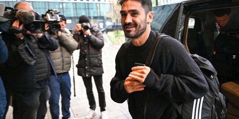 Für Nationalspieler Ilkay Gündogan (r) wird die Partie gegen die Türkei ein besonderes Spiel. - Foto: Arne Dedert/dpa