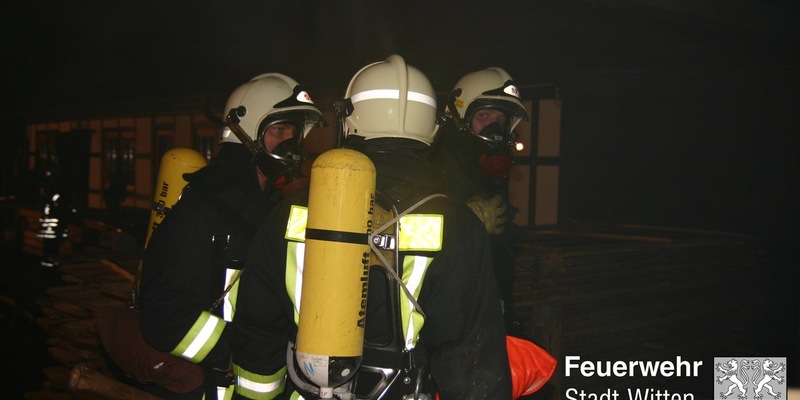 FW Witten: Nächtlicher Brand in Wohnanlage, keine Verletzten - Foto: presseportal.de