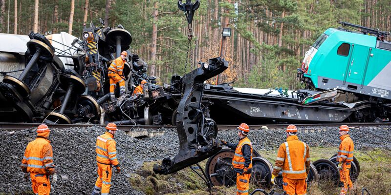 Die Bergungsarbeiten nach der Güterzug-Kollision gestalten sich kompliziert. - Foto: Moritz Frankenberg/dpa