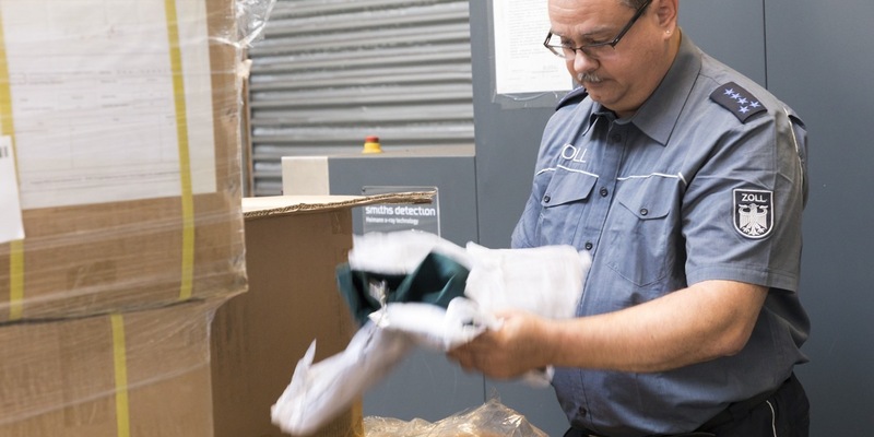 HZA-DA: Besonders zur Weihnachtszeit: Wie das Paket schnell und sicher durch den Zoll kommt Neue IT-Anwendung erleichtert die Zollabfertigung von Paketsendungen - Foto: presseportal.de
