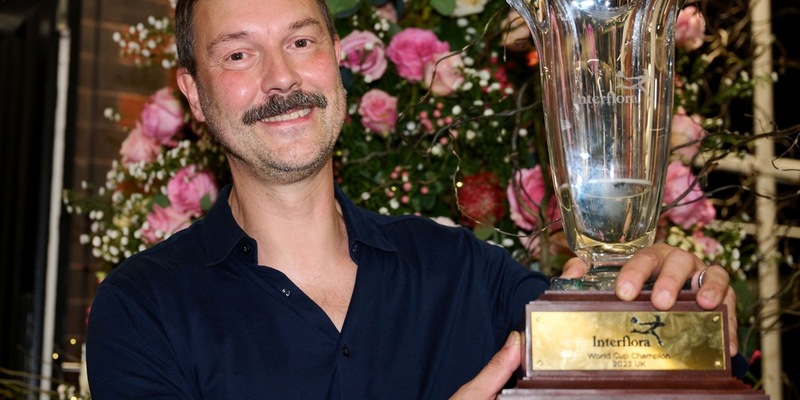 Nicolaus Peters, Weltmeister der Floristen, über Trends in der Winterfloristik / Farbexplosion statt Ton in Ton: trendy Winterfloristik ist knallig bunt - Foto: presseportal.de