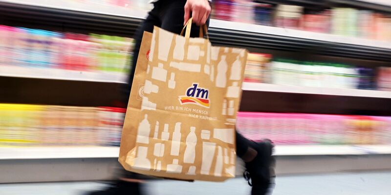 Die Drogeriemarktkette dm legt neue Umsatzzahlen vor. - Foto: Uli Deck/dpa