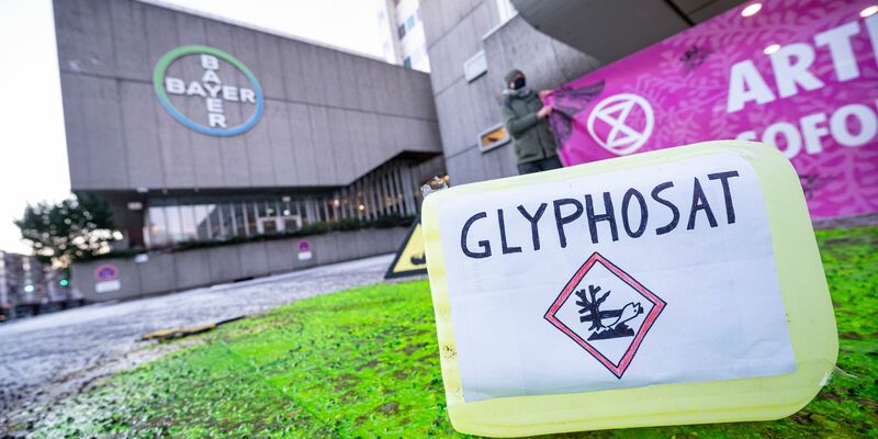 Ein Plastikcontainer mit der Aufschrift «Glyphosat» steht bei einer Protestaktion vor dem Eingang des Chemiekonzerns Bayer. Das Mittel bleibt zugelassen. - Foto: Fabian Sommer/dpa