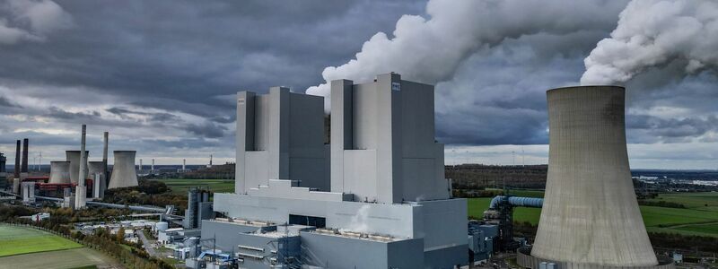 Das Braunkohlekraftwerk Niederaußem (NRW). - Foto: Oliver Berg/dpa