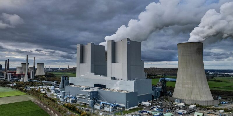 Dampf steigt aus dem Braunkohlekraftwerk Neurath II von RWE. - Foto: Oliver Berg/dpa