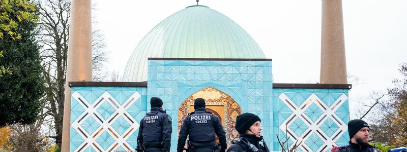 Eine Razzia beim islamischen Zentrum Hamburg vor der Imam Ali Moschee (Blaue Moschee) an der Außenalster. - Foto: Daniel Bockwoldt/dpa
