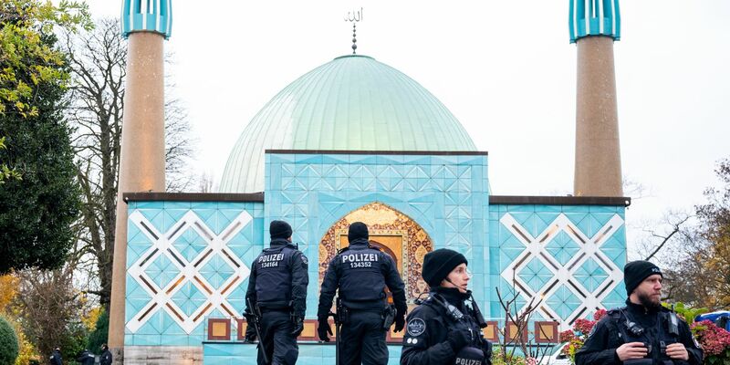 Eine Razzia beim islamischen Zentrum Hamburg vor der Imam Ali Moschee (Blaue Moschee) an der Außenalster. - Foto: Daniel Bockwoldt/dpa