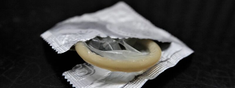 Eine geöffnete Kondompackung. Immer mehr Menschen stzen auf Kondome beim Verhüten. - Foto: Ann-Marie Utz/dpa
