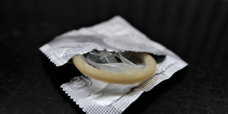 Zur Verhütung nutzen junge Menschen am ehesten Kondome. (Archivbild) - Foto: Ann-Marie Utz/dpa