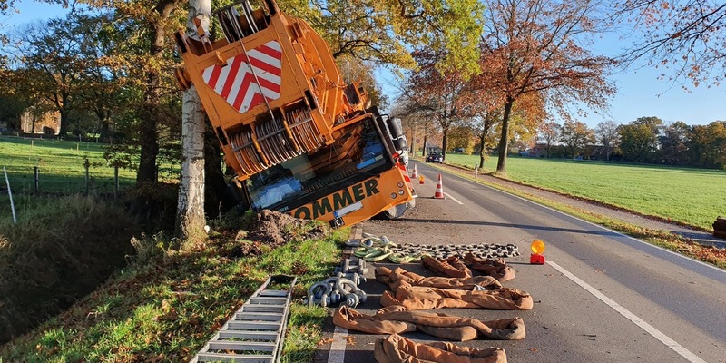 POL-VER: +Kran in Graben gerutsch+ - Foto: presseportal.de