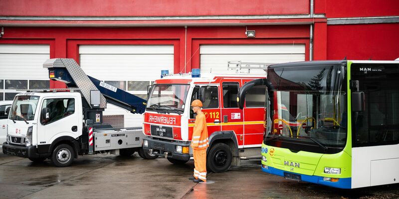 Bundeskanzler Olaf Scholz (SPD, r), steht hinter Thomas Schmidt (SPD), Bürgermeister von Teltow. Die Stadt Teltow überreicht im Beisein von Bundeskanzler Scholz Fahrzeuge an die ukrainische Partnerstadt Khotyn. - Foto: Hannes P. Albert/dpa