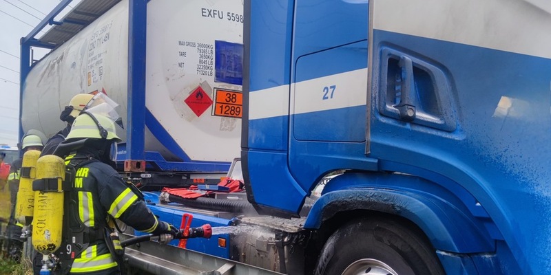 FW Bergheim: Brand auf Autobahn 61 - Rettungswagenbesatzung bemerkt Feuer an Gefahrgut-LKW - Foto: presseportal.de