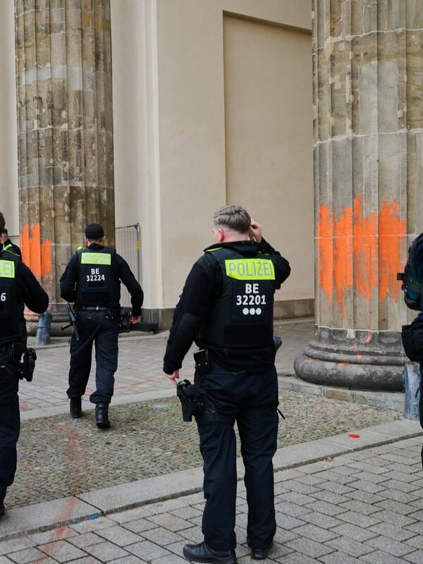 Wieder Einmal Farbattacke Auf Das Brandenburger Tor.