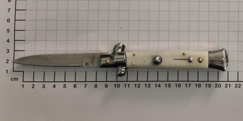 BPOL NRW: Zugbegleiterin beleidigt und geschubst - Bundespolizei leitet Ermittlungsverfahren ein und stellt Springmesser sicher - Foto: presseportal.de