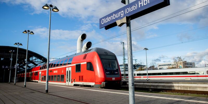 Ein Regional-Express der Deutschen Bahn (DB) steht an einem menschenleeren Bahnsteig im Hauptbahnhof Oldenburg. - Foto: Hauke-Christian Dittrich/dpa