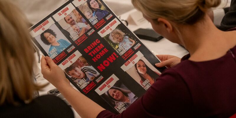 Ein Plakat der israelischen Geiseln der Hamas mit Bildern und den Namen. - Foto: Peter Kneffel/dpa