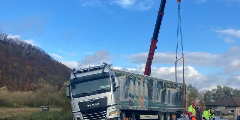 POL-HX: Lkw-Bergung sorgt für Vollsperrung der B64 - Foto: presseportal.de