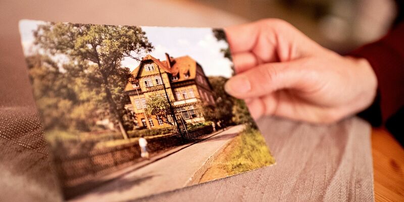 Die historische Postkarte zeigt die Kinderheilanstalt «Waldhaus» in Bad Salzdetfurth. In diesem Heim und ähnlichen Einrichtungen soll es in der Nachkriegszeit zu Misshandlungen von Klein- und Schulkindern gekommen sein. - Foto: Hauke-Christian Dittrich/dpa