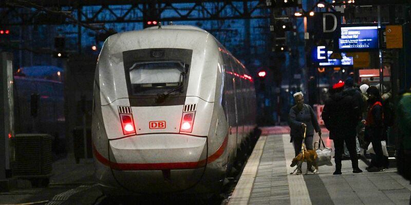 Ein ICE der Deutschen Bahn fährt aus dem Bahnhof. - Foto: Federico Gambarini/dpa
