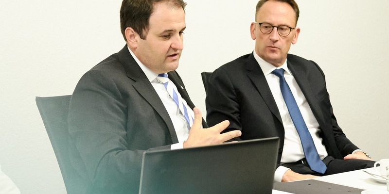 Mit KI gegen Antisemitismus und Hassrede im Internet / Medienminister Nathanael Liminski besucht das Aufsichtsteam der Landesanstalt für Medien NRW - Foto: presseportal.de