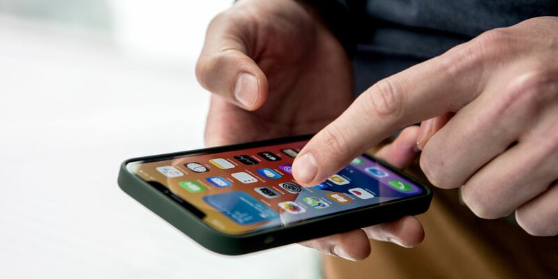 Apple sperrte sich bisher dagegen, RCS zu unterstützen. - Foto: Zacharie Scheurer/dpa