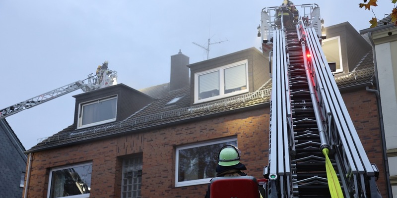 FW-E: Brand im Dachstuhl eines Mehrfamilienhauses - keine Verletzten Personen - Foto: presseportal.de