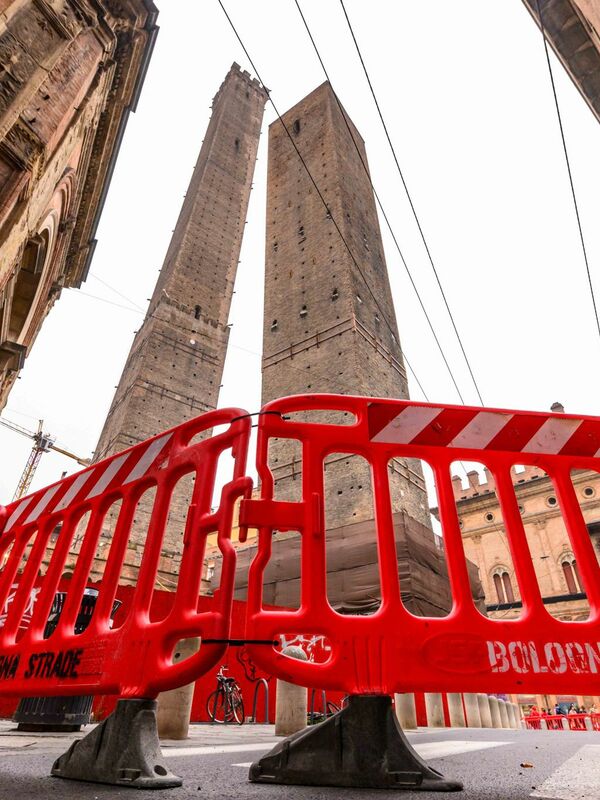 La Torre Garisenda pendente di Bologna preoccupa la città da anni.