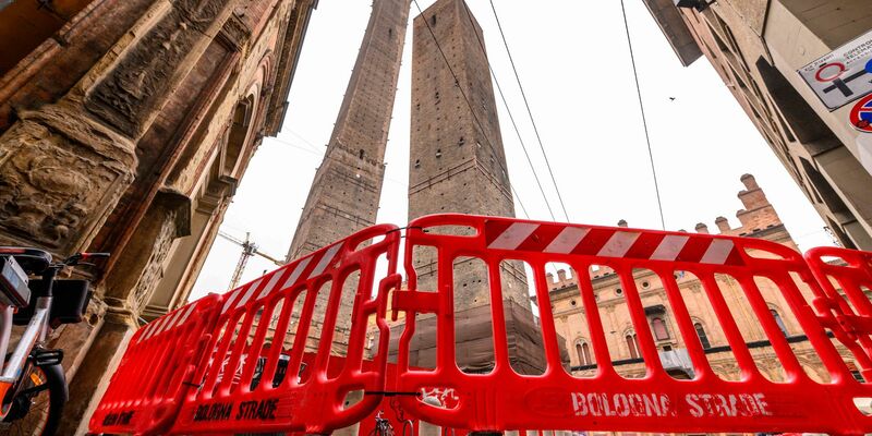 Die italienische Stadt Bologna bangt um eines ihrer Wahrzeichen: den berühmten schiefen Garisenda-Turm. - Foto: Giorgio Bianchi/Comune di Bologna/dpa
