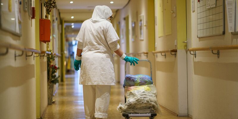 Vor allem in Reinigungsberufen und in der Gastronomie gibt es laut Statistischem Bundesamt überdurchschnittlich viele Erwerbstätige mit Migrationshintergrund. - Foto: Frank Rumpenhorst/dpa