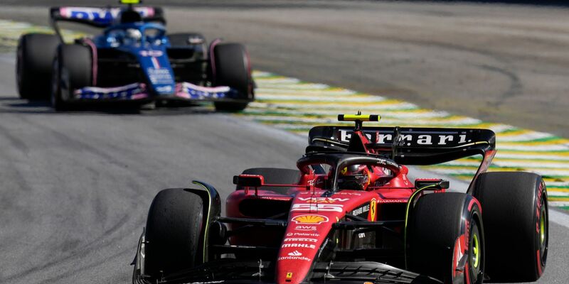 Carlos Sainz ist mit seinem Ferrari stehen geblieben, nachdem sein Auto dem Anschein nach über ein Hindernis gehüpft und erschüttert worden war. - Foto: Andre Penner/AP/dpa