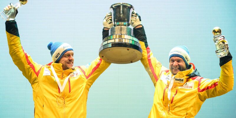 Johannes Lochner (r) und sein Anschieber Georg Fleischhauer siegten auch in Peking. - Foto: Robert Michael/dpa