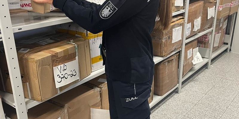 HZA-SW: Damit ihr Päckchen sicher durch den Zoll kommt - Das Hauptzollamt Schweinfurt gibt Hinweise fürs Weihnachtsshopping - Foto: presseportal.de