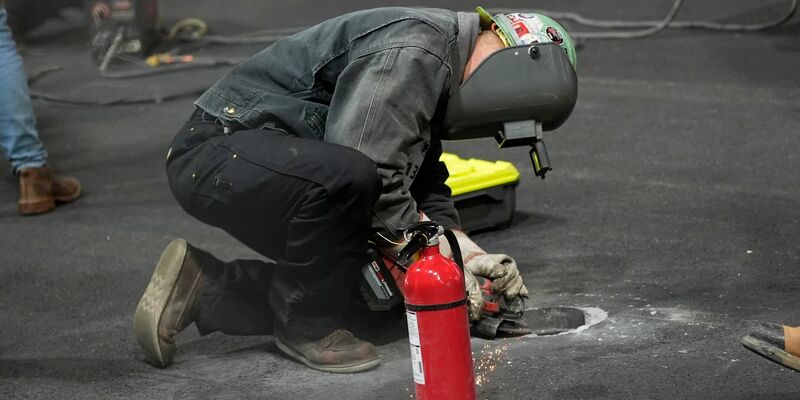 Wegen Arbeiten an einem Wasserschacht auf der Strecke verzögert sich der Zeitplan des Formel-1-Events in Las Vegas. - Foto: Nick Didlick/FR AP/AP