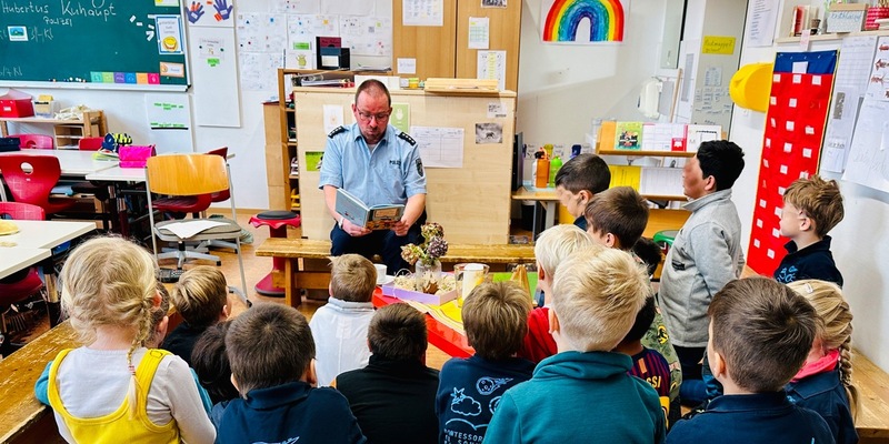 POL-PB: Bundesweiter Vorlesetag - Polizei Paderborn beteiligt sich an zwei Schulen im Kreisgebiet - Foto: presseportal.de