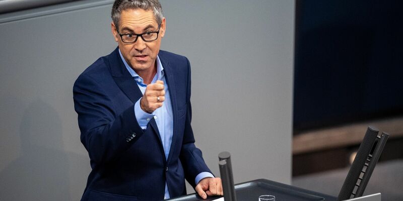 Michael Schrodi (SPD) spricht bei der Sitzung des Bundestags zu den Abgeordneten. Thema ist das Wachstumschancengesetz. - Foto: Melissa Erichsen/dpa