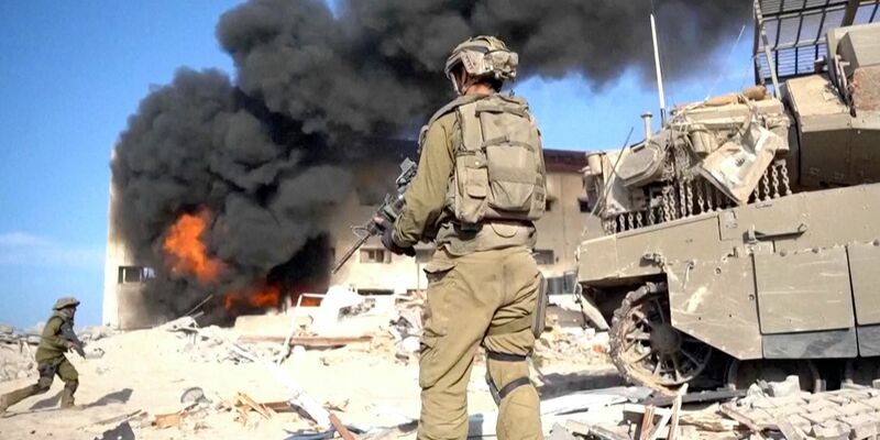 Das israelische Militär veröffentlichte erst kürzlich Videoaufnahmen, die ihren Vormarsch im Gazastreifen zeigen sollen. Doch es könnte auch für sie in naher Zukunft schwierig werden. - Foto: Israel Defense Forces/AP/dpa