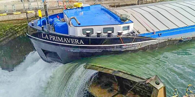 Das Gütermotorschiff La Primavera hat ein Schleusentor bei Iffezheim gerammt und beschädigt. - Foto: Henry Mungenast/EinsatzReport24/dpa