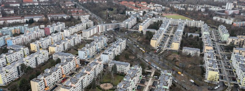 Blick auf die High-Deck-Siedlung an der Sonnenallee in Neukölln. - Foto: Paul Zinken/dpa